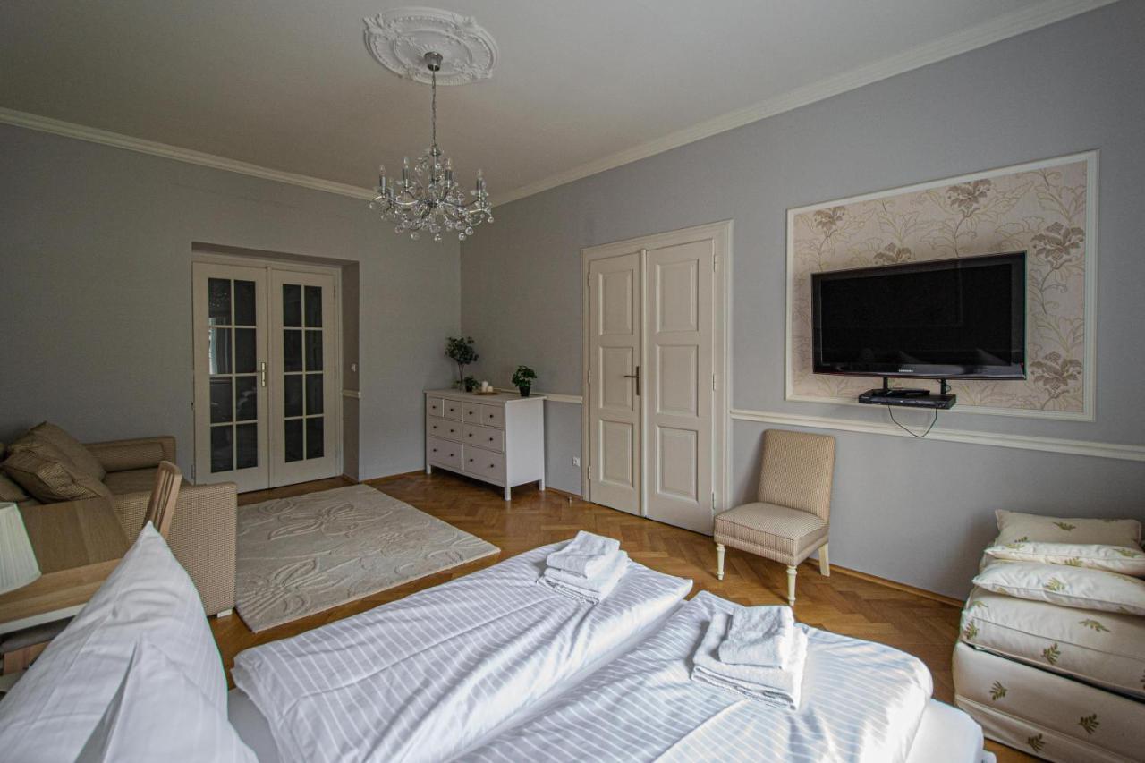 Luxury Central 150M2 Apartment On Wencelas Square With Private Garage ปราก ภายนอก รูปภาพ