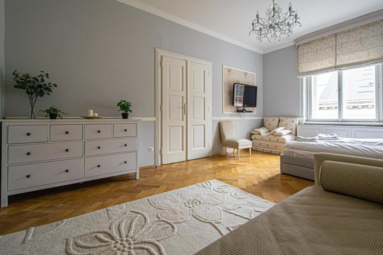 Luxury Central 150M2 Apartment On Wencelas Square With Private Garage ปราก ภายนอก รูปภาพ
