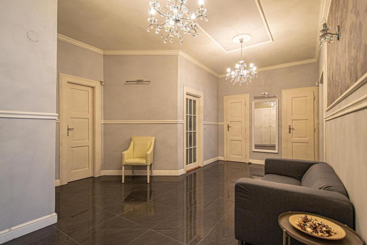 Luxury Central 150M2 Apartment On Wencelas Square With Private Garage ปราก ภายนอก รูปภาพ