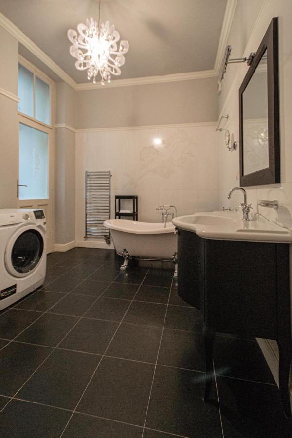 Luxury Central 150M2 Apartment On Wencelas Square With Private Garage ปราก ภายนอก รูปภาพ
