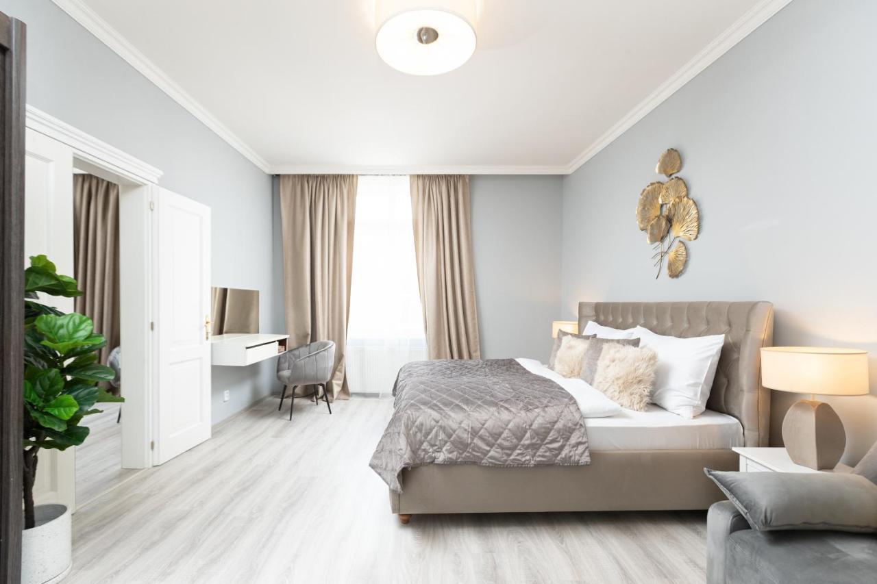 Luxury Central 150M2 Apartment On Wencelas Square With Private Garage ปราก ภายนอก รูปภาพ